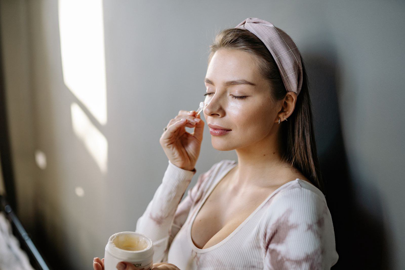 Thứ tự buổi tối: tẩy trang, làm sạch, đặc trị, khóa ẩm